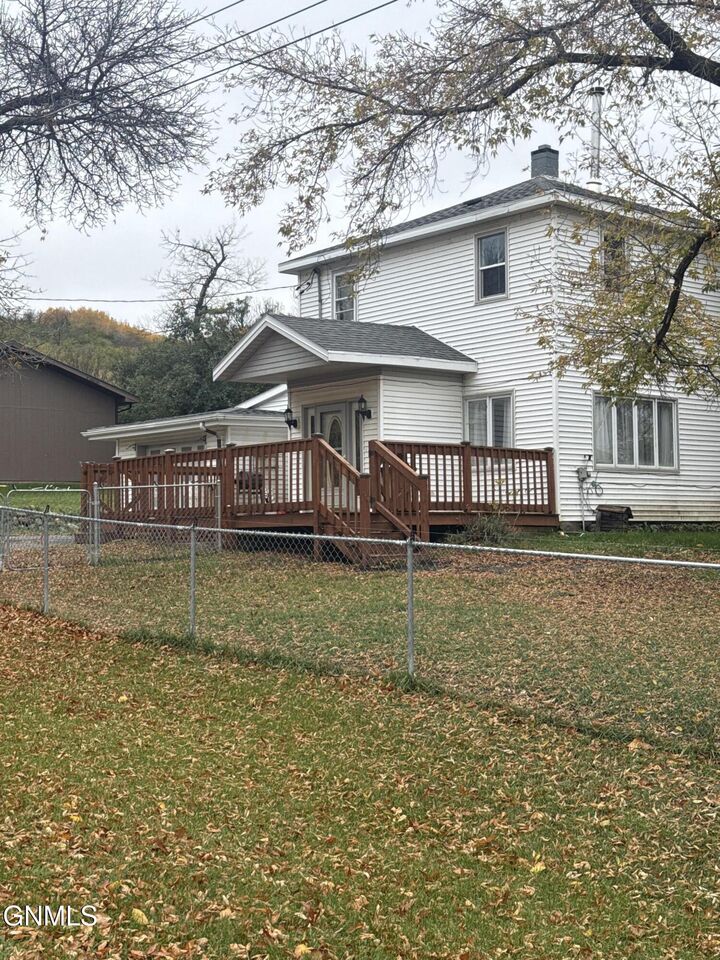 Property Photo:  320 Wright Street S  ND 58734 