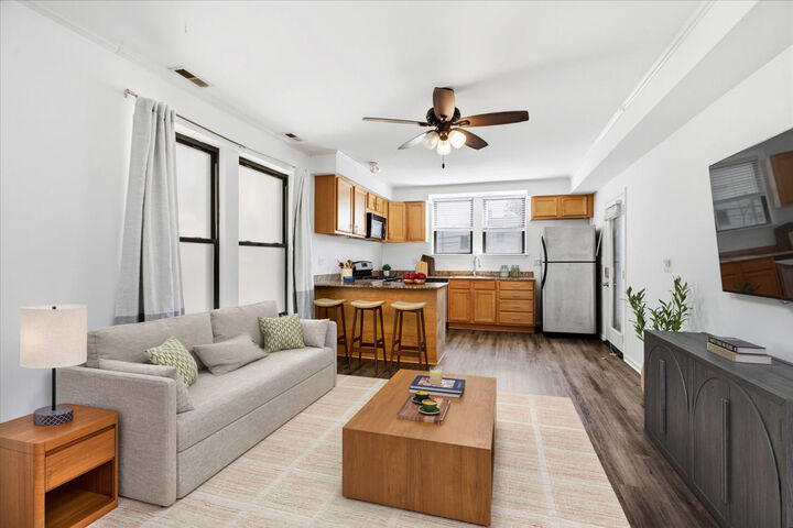 Property Photo: 1627 W Columbia Avenue 1E IL 60626