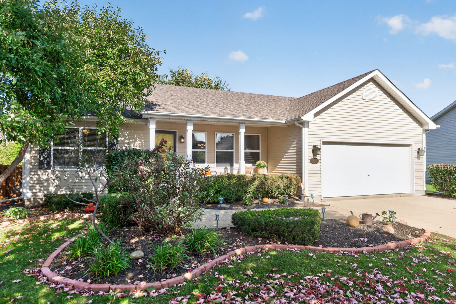 Property Photo: 909 N Oak Creek Drive IL 60135