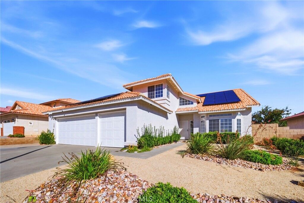 Property Photo: 3121 Crowne CA 93551