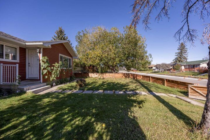 Property Photo:  2035 47 Street SE  AB T2B 1L4 