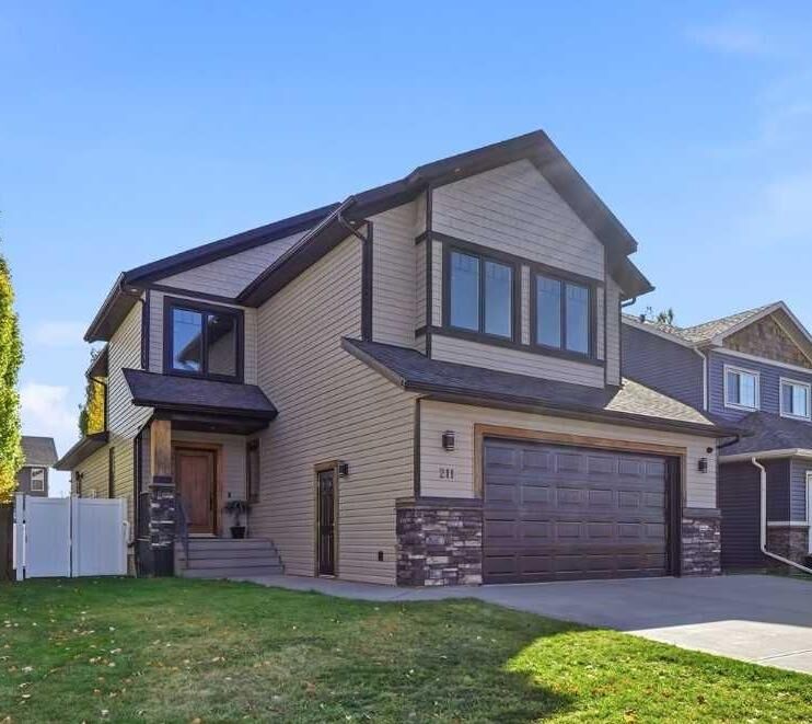 Property Photo:  211 Voisin Close  AB T4R 0M8 