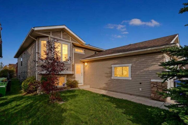 Property Photo:  445 Stonegate Way NW  AB T4B 3A1 