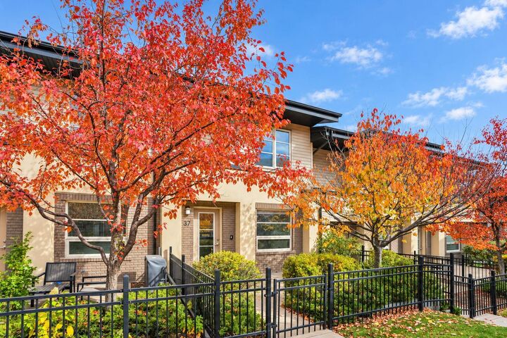 Property Photo:  37 Aspen Hills Common SW  AB T3H 0R7 