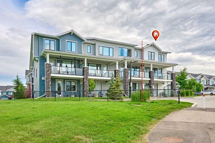 Property Photo:  102 Crestridge Common SW  AB T3B 6J5 