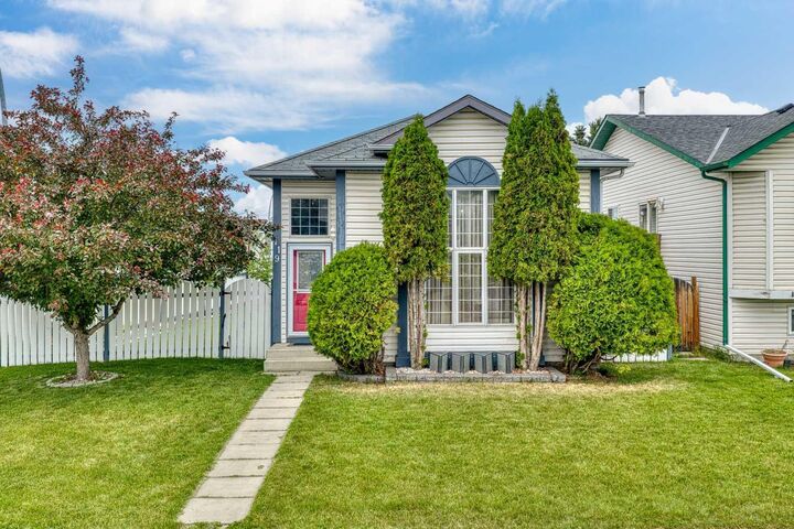 Property Photo:  119 Applemont Close SE  AB T2A 7S3 