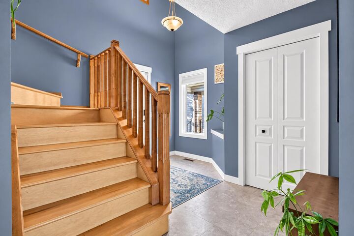 Property Photo:  38 Somerside Crescent SW  AB T2Y 4G8 