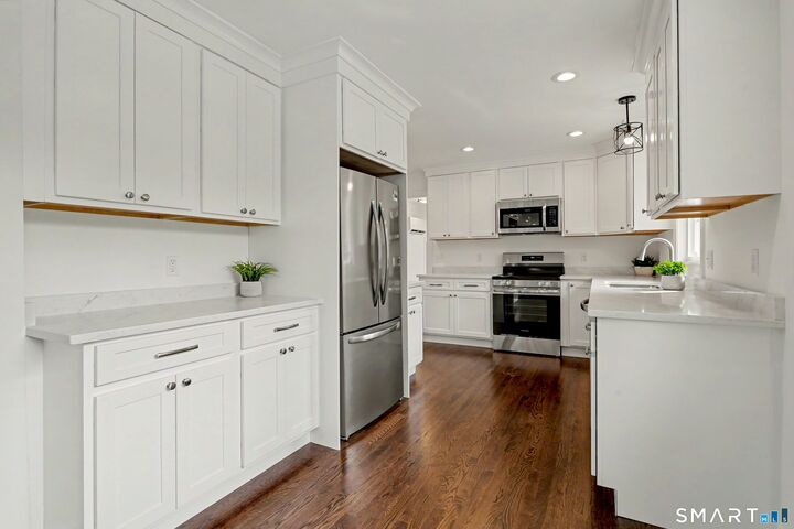 Property Photo:  30 East Maiden Lane  CT 06468 
