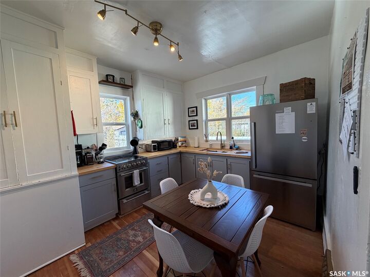 Property Photo:  345 2nd Street W  SK S0N 2M0 