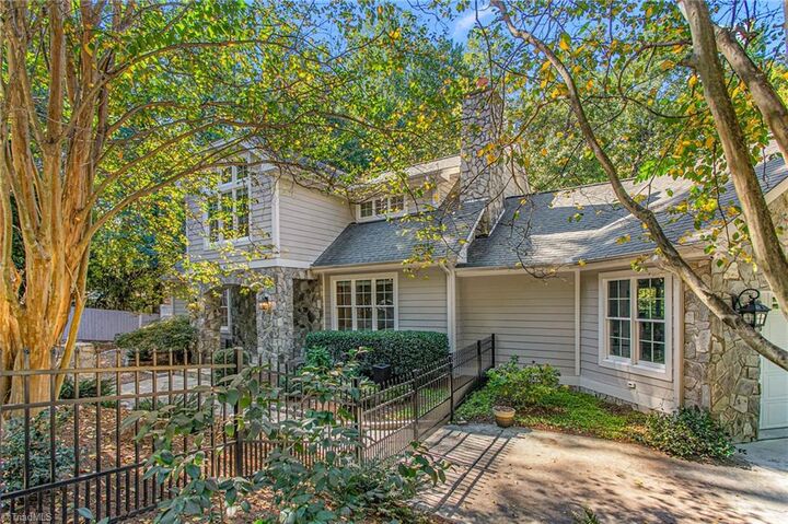 Property Photo:  825 E Franklin Street  NC 27514 