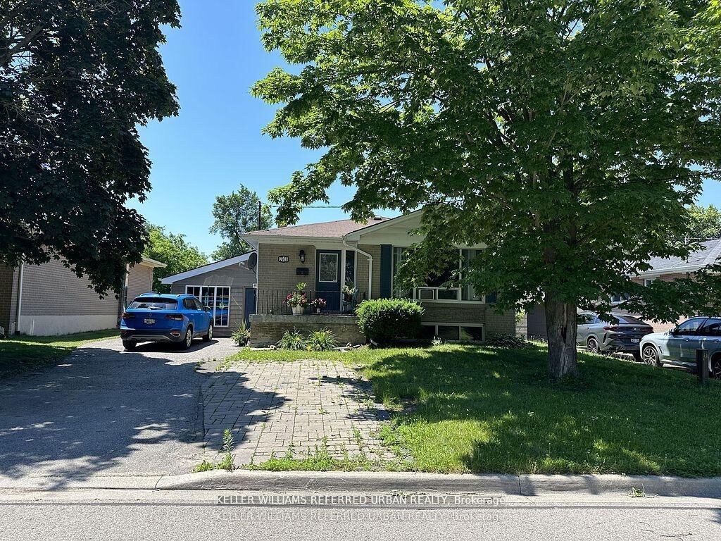 Property Photo:  30 Collins Crescent Main  ON L4G 2W2 