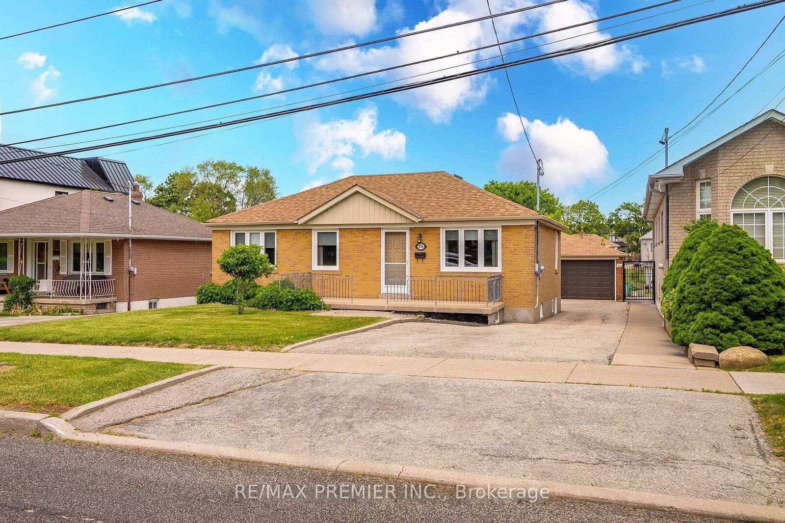 Property Photo:  376 Rustic Road Main  ON M6L 1W7 
