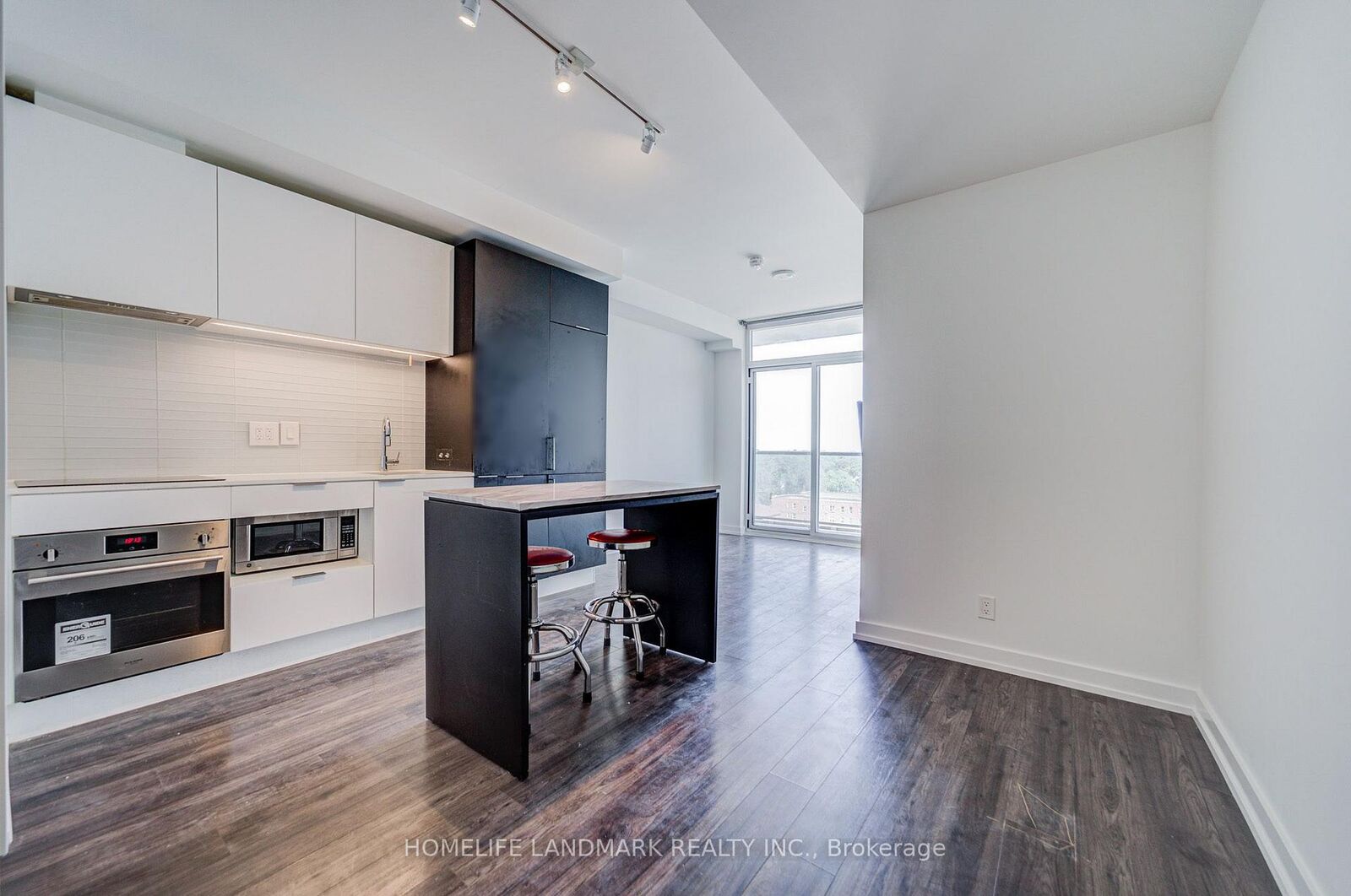 Property Photo:  33 Helendale Avenue 601  ON M4R 0A4 