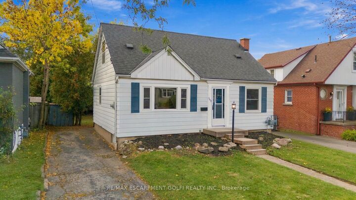 Property Photo:  140 Auburn Avenue  ON L8K 3B2 