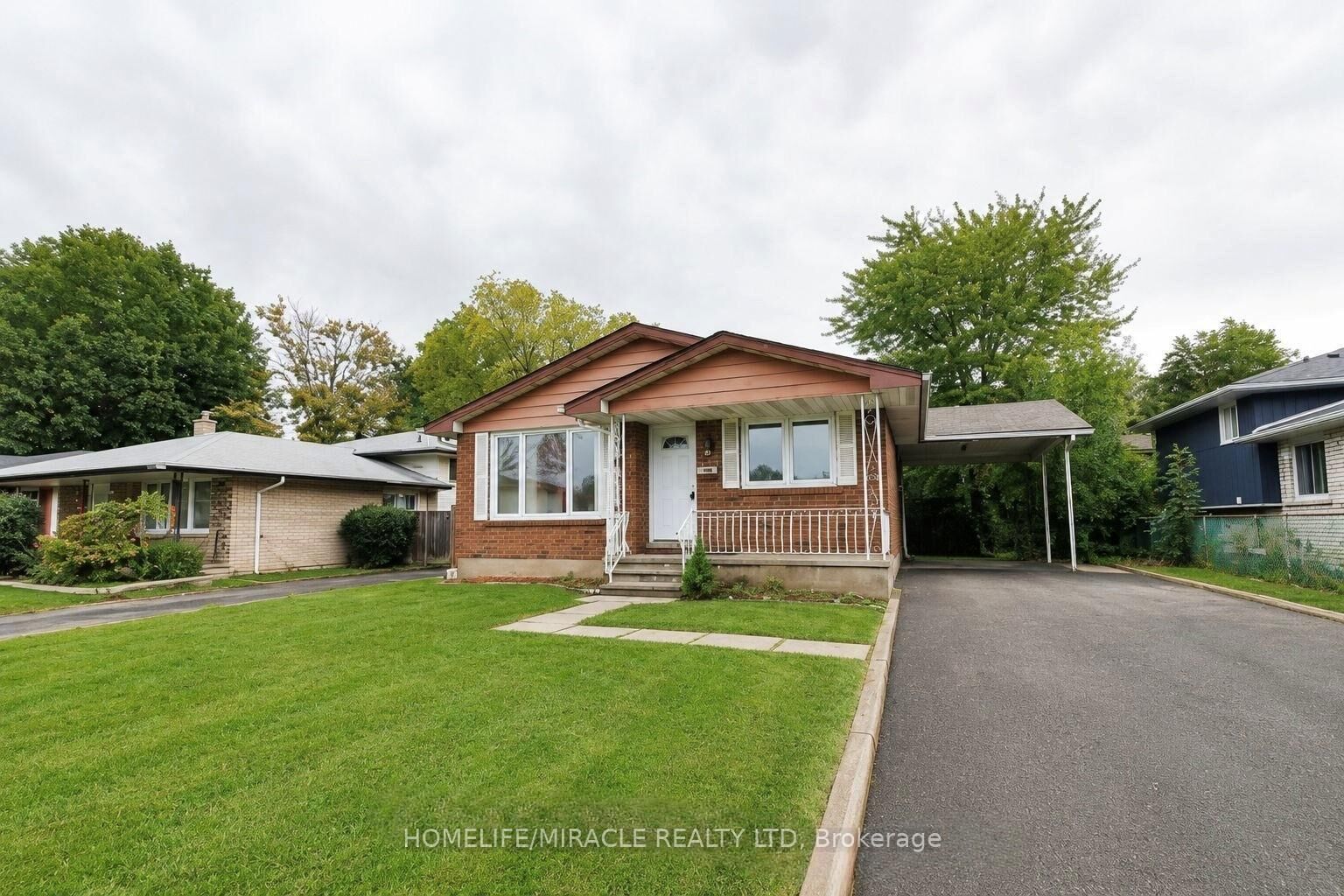 Property Photo:  10 Trelawn Parkway Upper  ON L3C 1W3 
