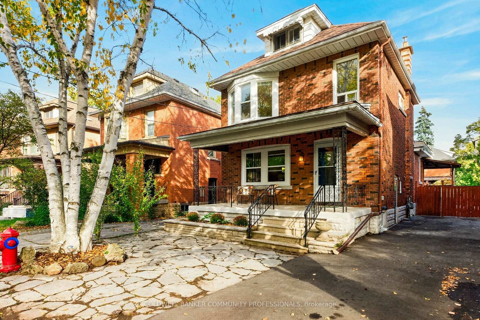 Property Photo:  28 North Oval N/A  ON L8S 3Y6 