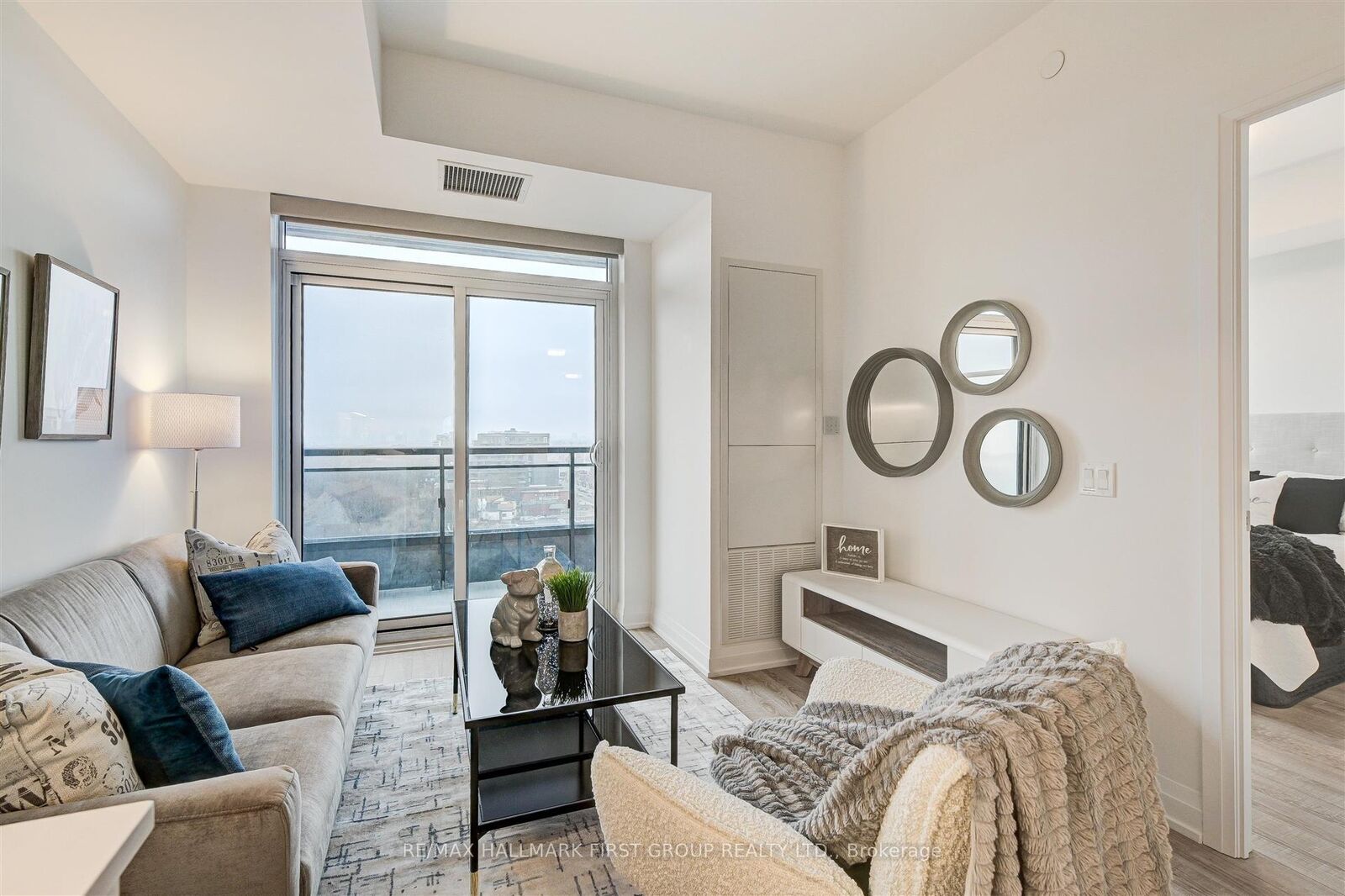 Property Photo:  286 Main Street 1017  ON M4C 0B3 