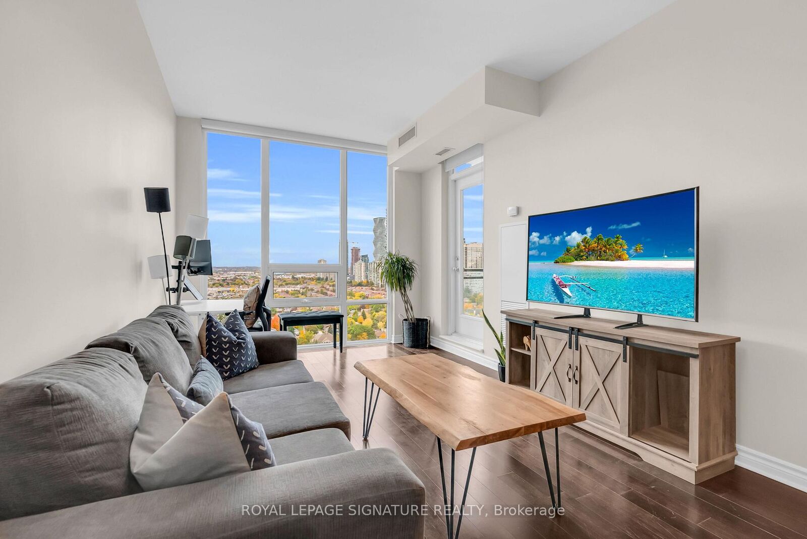 Property Photo:  3525 Kariya Drive 2505  ON L5B 6C2 