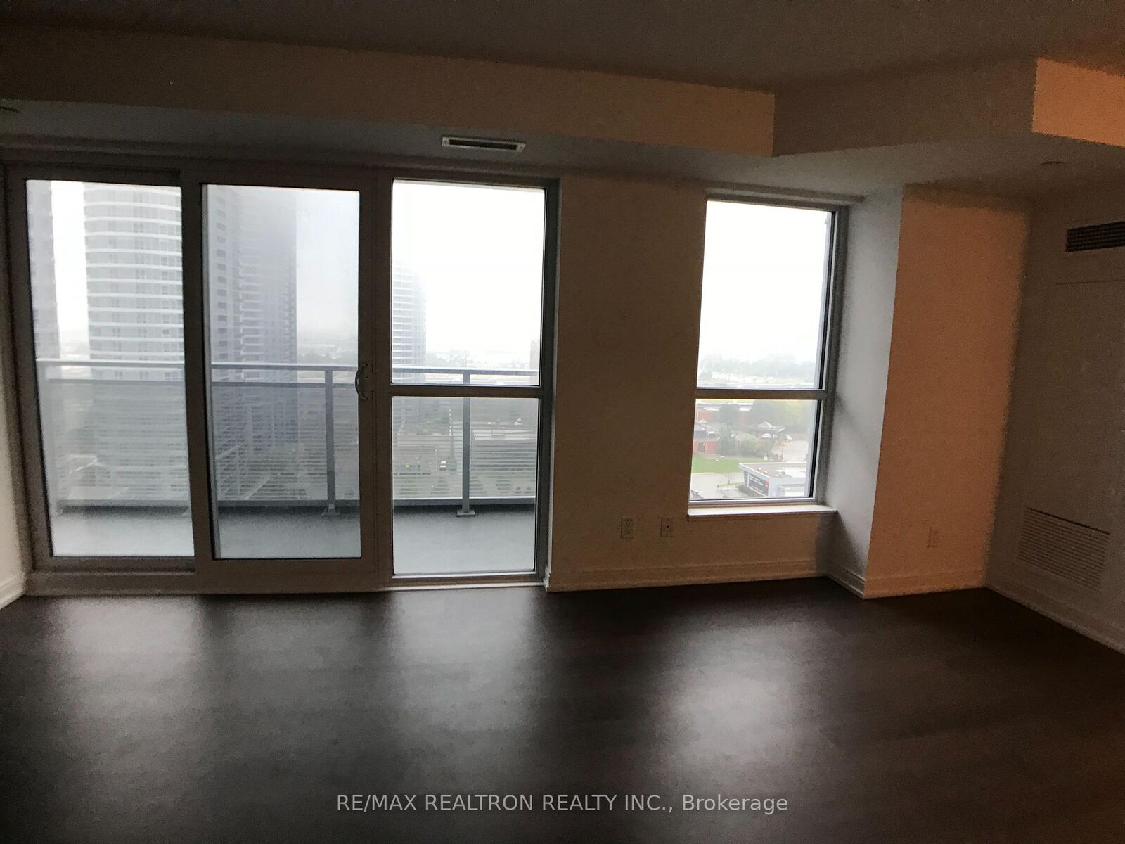 Property Photo:  225 Village Green Square 1602  ON M1S 0L3 