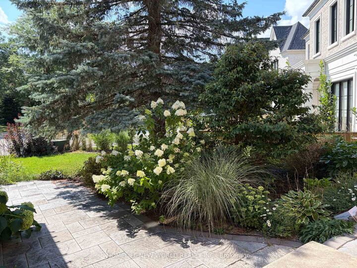 Property Photo:  23 Lacey Court  ON L4G 5G3 