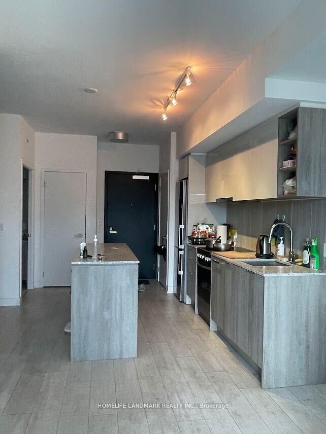 Property Photo:  31 Tippett Road 1025  ON M3H 0C8 