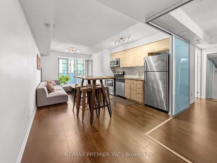 Property Photo:  20 Joe Shuster Way 811  ON M6K 0A3 