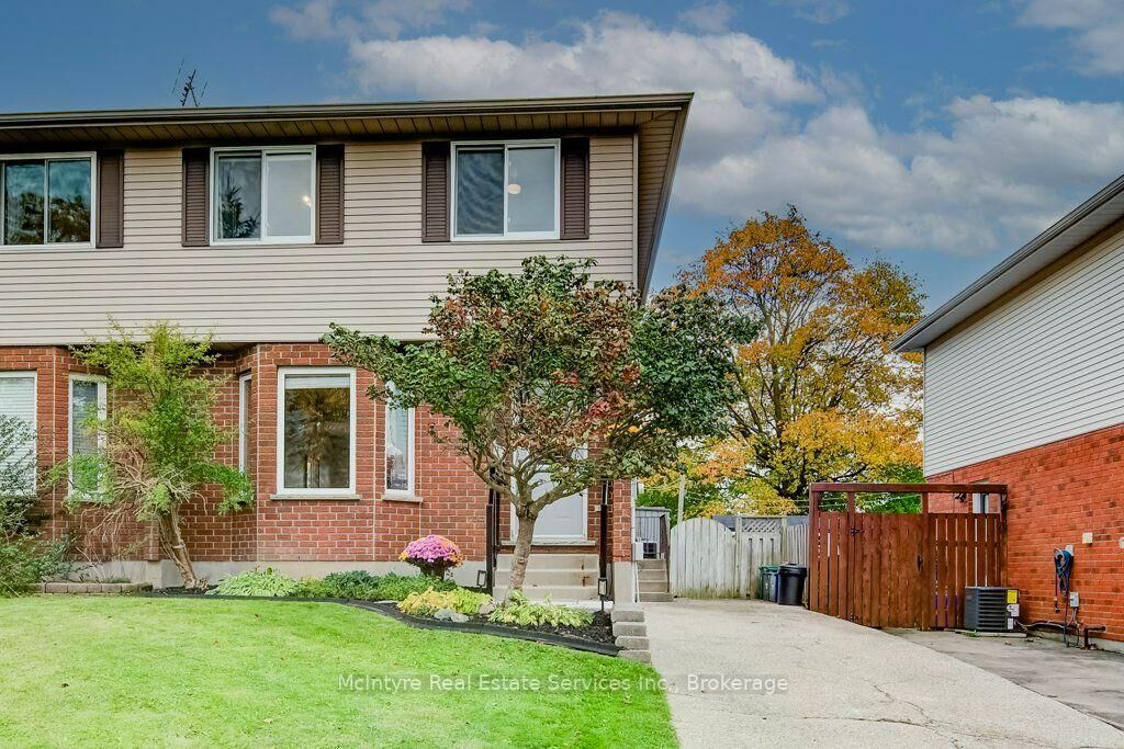 Property Photo:  62 Village Green Way  ON N3A 2V2 