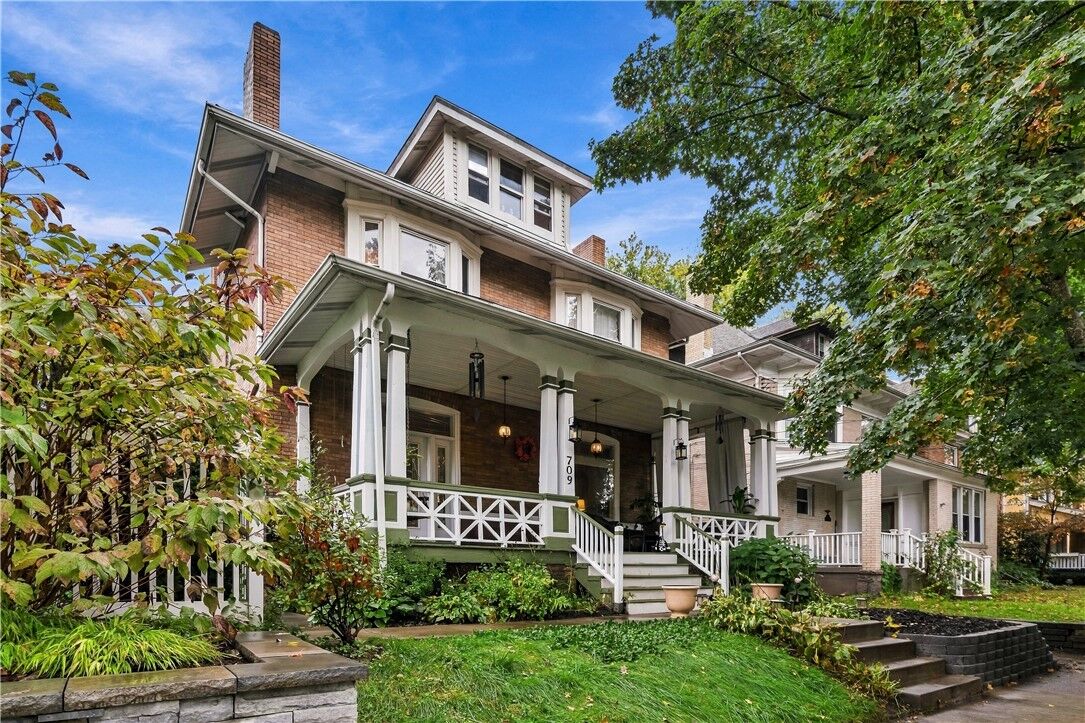 Property Photo:  709 Maple Ln  PA 15143 