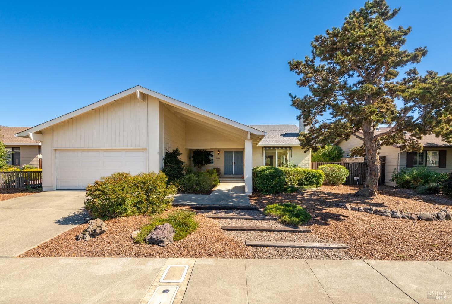 Property Photo: 8826 Oakmont Drive CA 95409