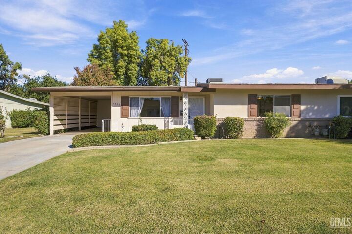 Property Photo: 5720 Indian Wells Avenue CA 93309