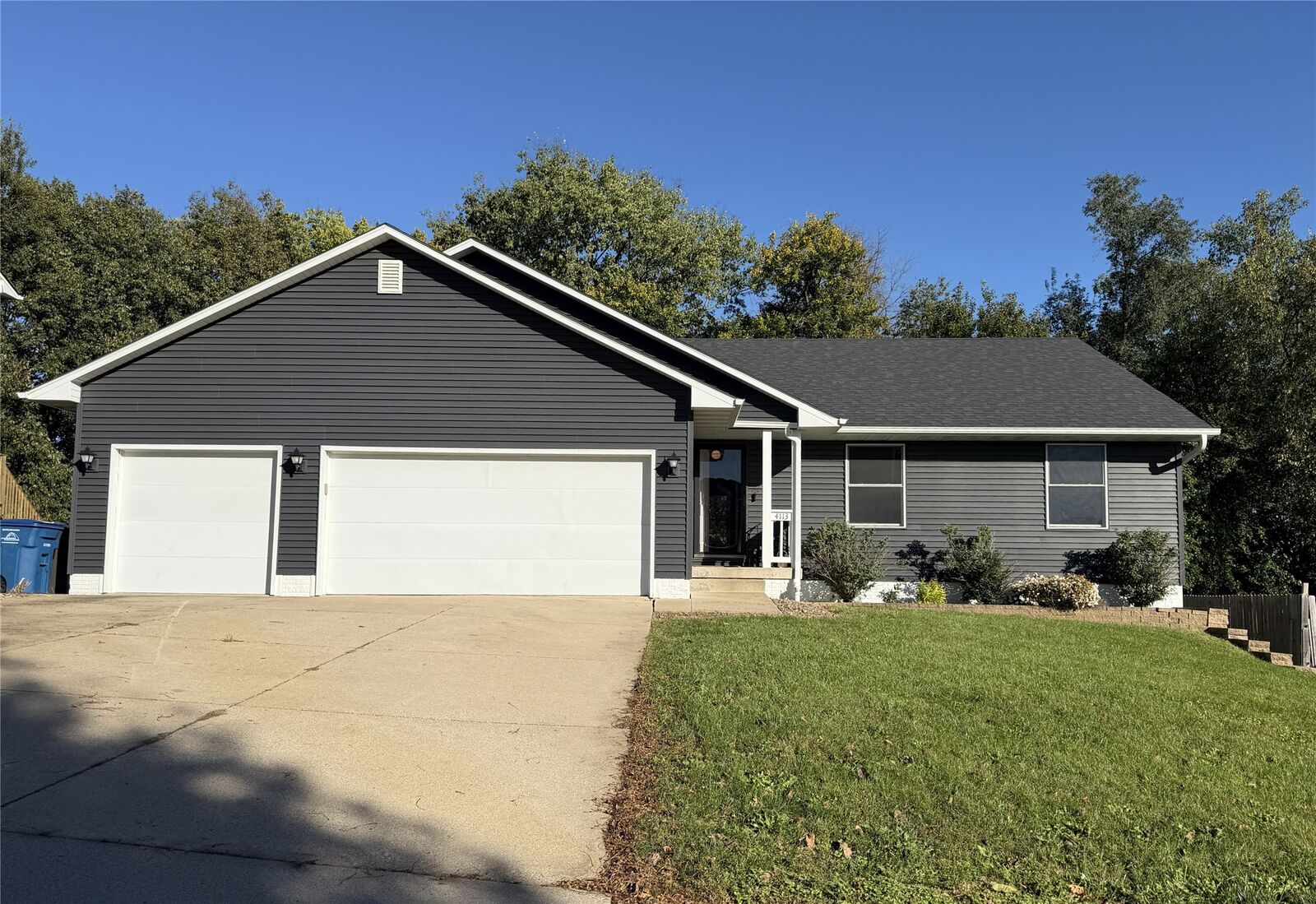 Property Photo: 4113 Bayview Court IA 50320