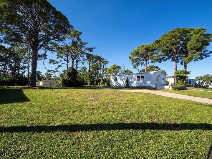 Property Photo: 181 S Fiji Circle FL 34223