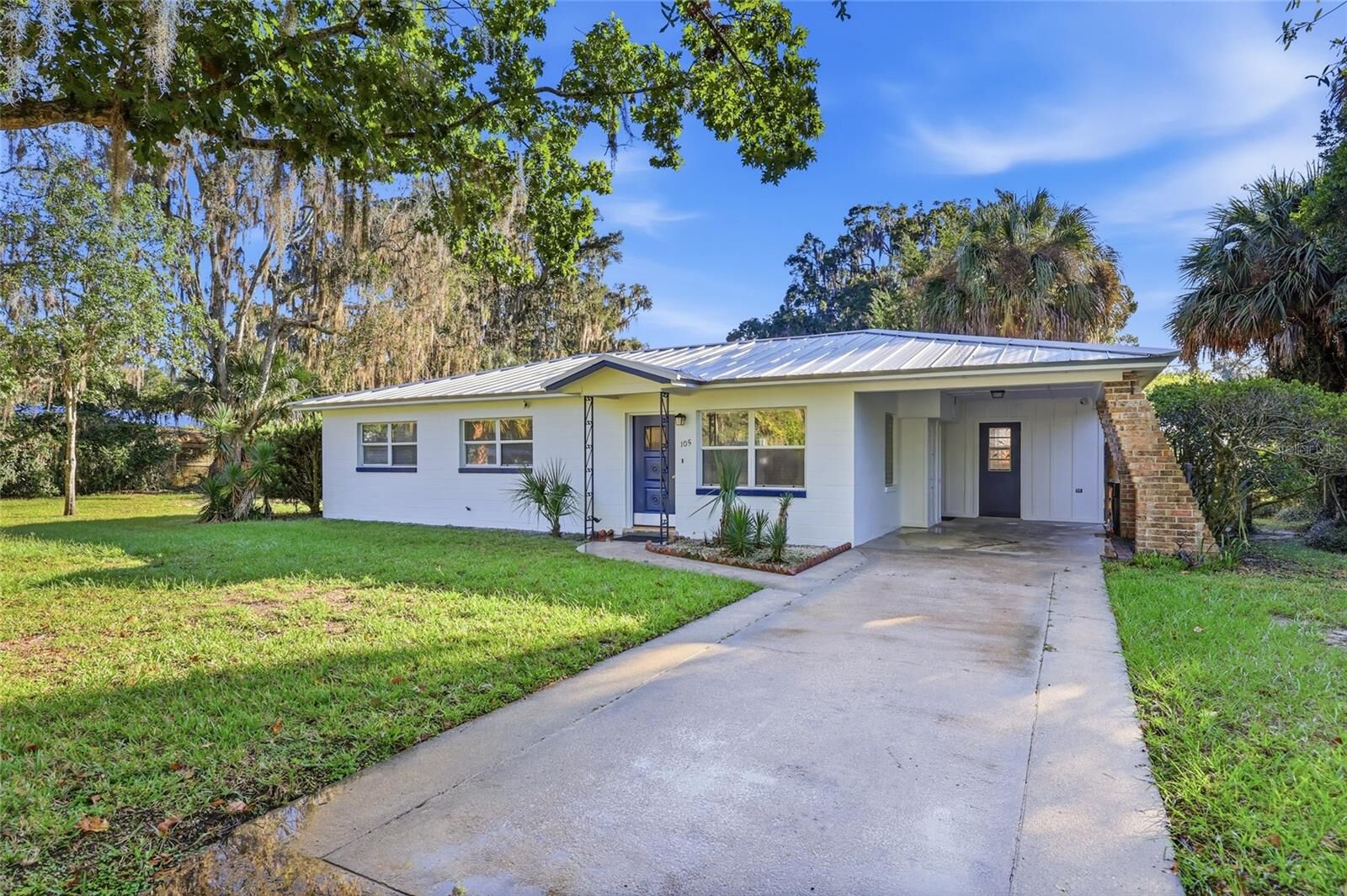 Property Photo:  105 SE 70th Street  FL 32641 