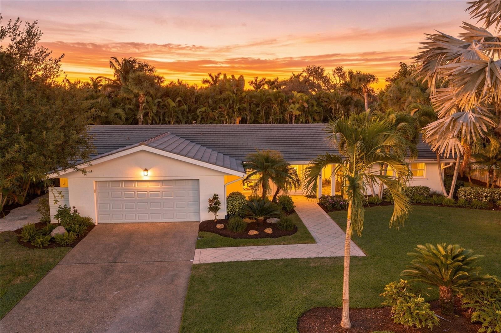 Property Photo: 607 Owl Way FL 34236