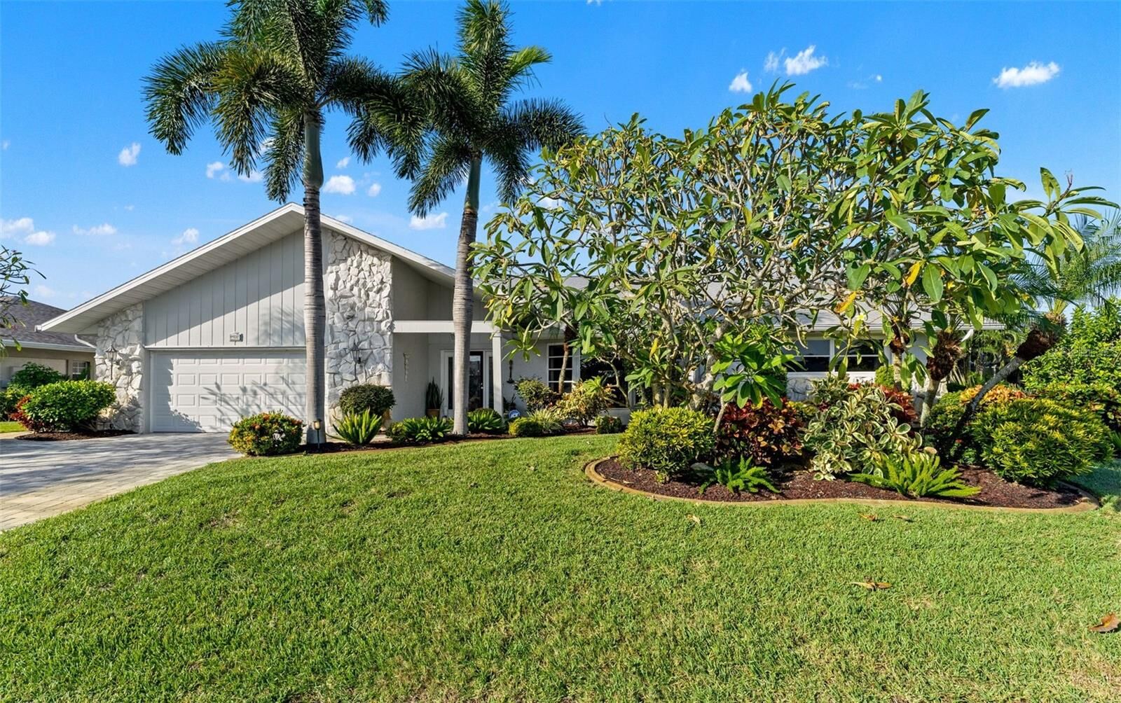 Property Photo: 966 N Doral Lane FL 34293