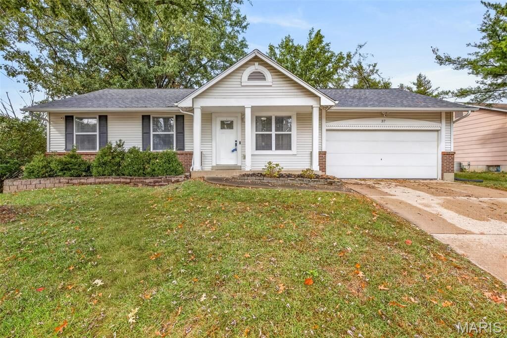 Property Photo:  37 Royal Oaks Drive  MO 63366 