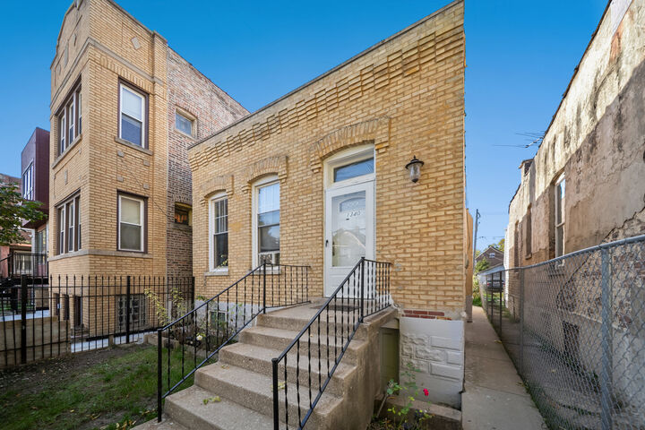 Property Photo:  1340 N Hamlin Avenue  IL 60651 