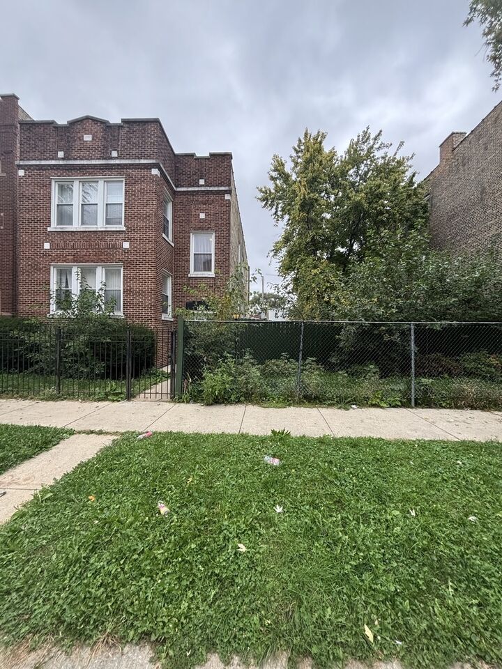 Property Photo: 4922 W Adams Street IL 60644