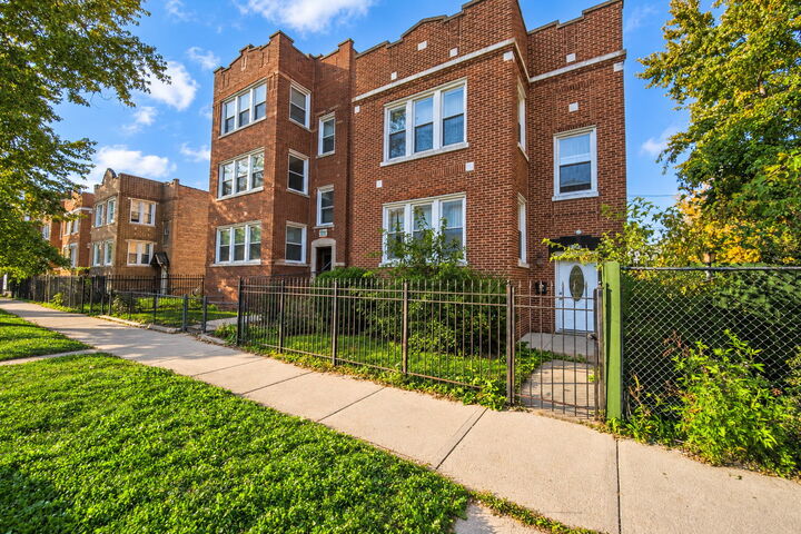 Property Photo:  4922 W Adams Street  IL 60644 