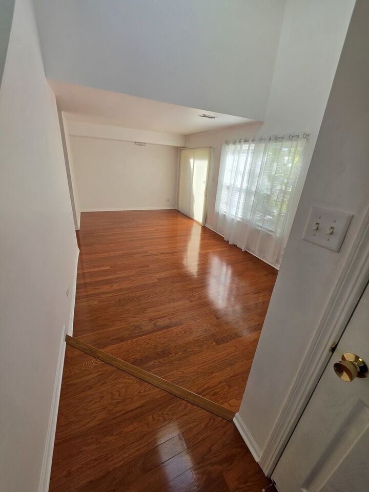 Property Photo: 1327 Sugar Court 1327 IL 60563