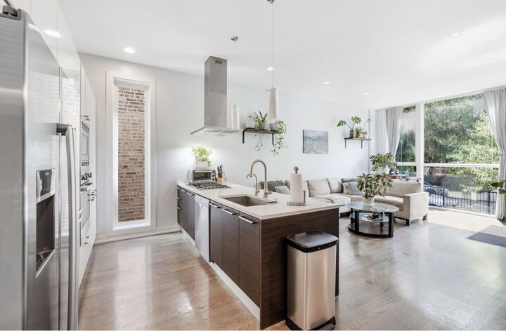 Property Photo:  827 N Rockwell Street 1  IL 60622 