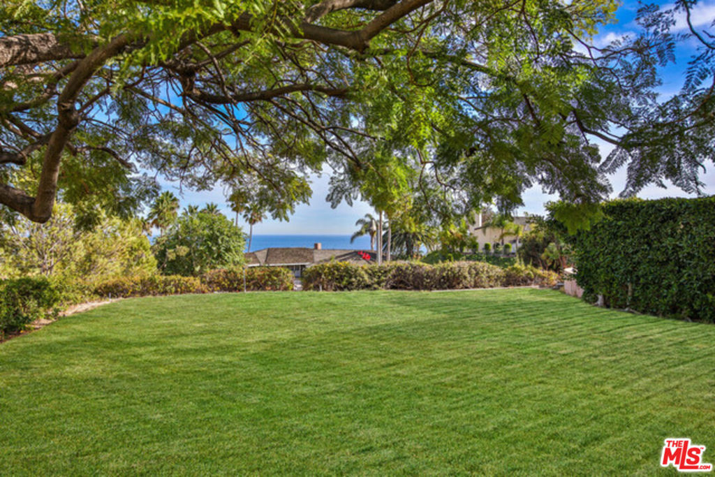 Property Photo:  3825 Malibu Country Drive  CA 90265 