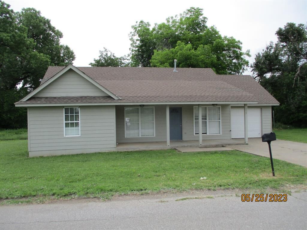 Property Photo:  617 W Caddo Street  OK 73036 