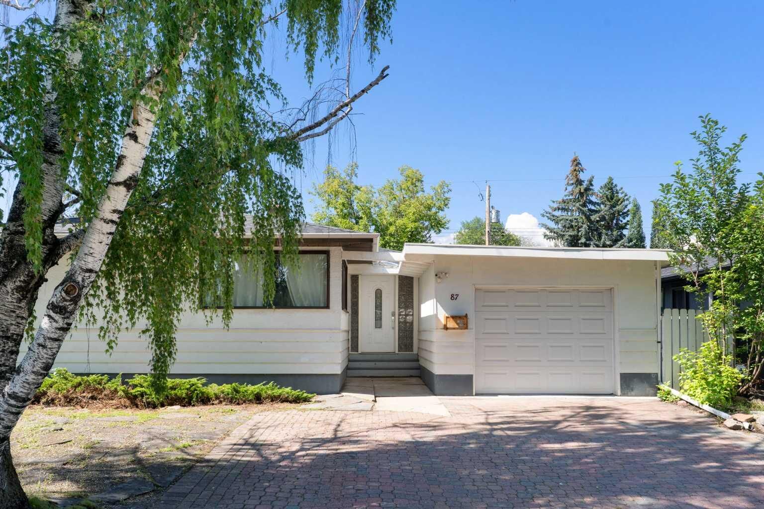 Property Photo:  87 Hillgrove Drive SW  AB T2V 3L8 