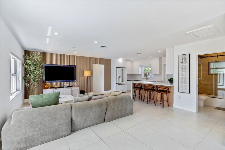 Property Photo:  209 NE 27th Drive  FL 33334 