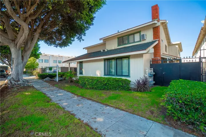 Property Photo: 1045 E 3rd Street 4 CA 90802