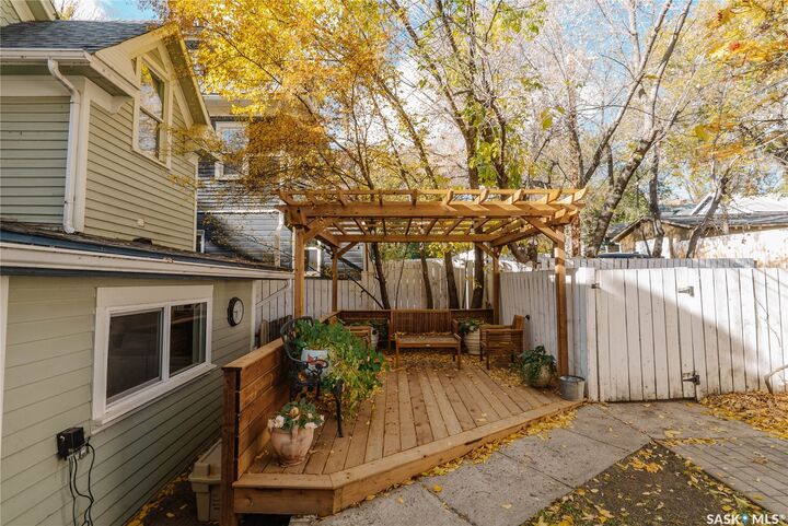 Property Photo:  408 25th Street W  SK S7L 0C8 