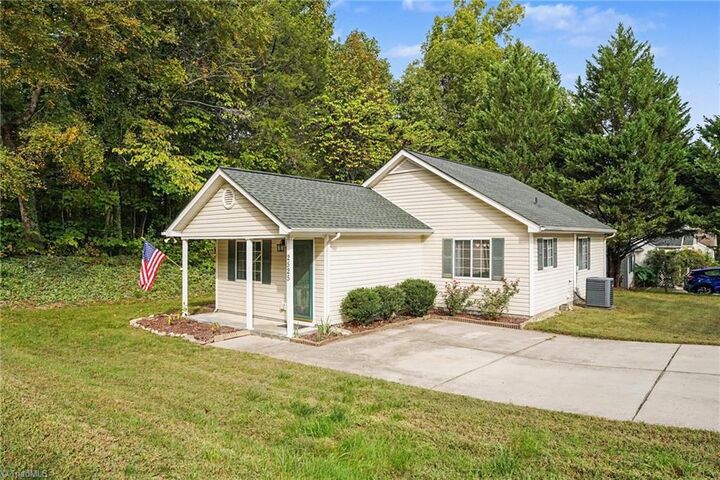 Property Photo: 2525 Stratford Crossing Drive NC 27103