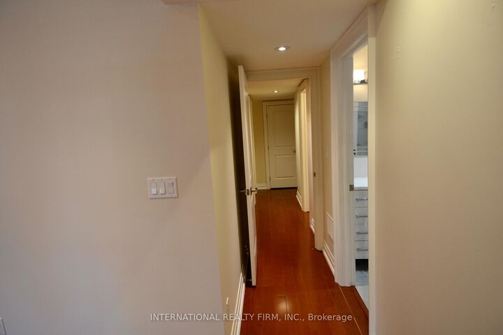 Photo de la propriété:  24 Duggan Avenue Main Floor  ON M4V 1Y2 
