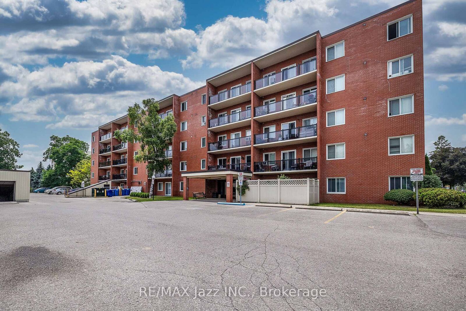 Property Photo:  131 Taunton Road E 304  ON L1G 3T8 